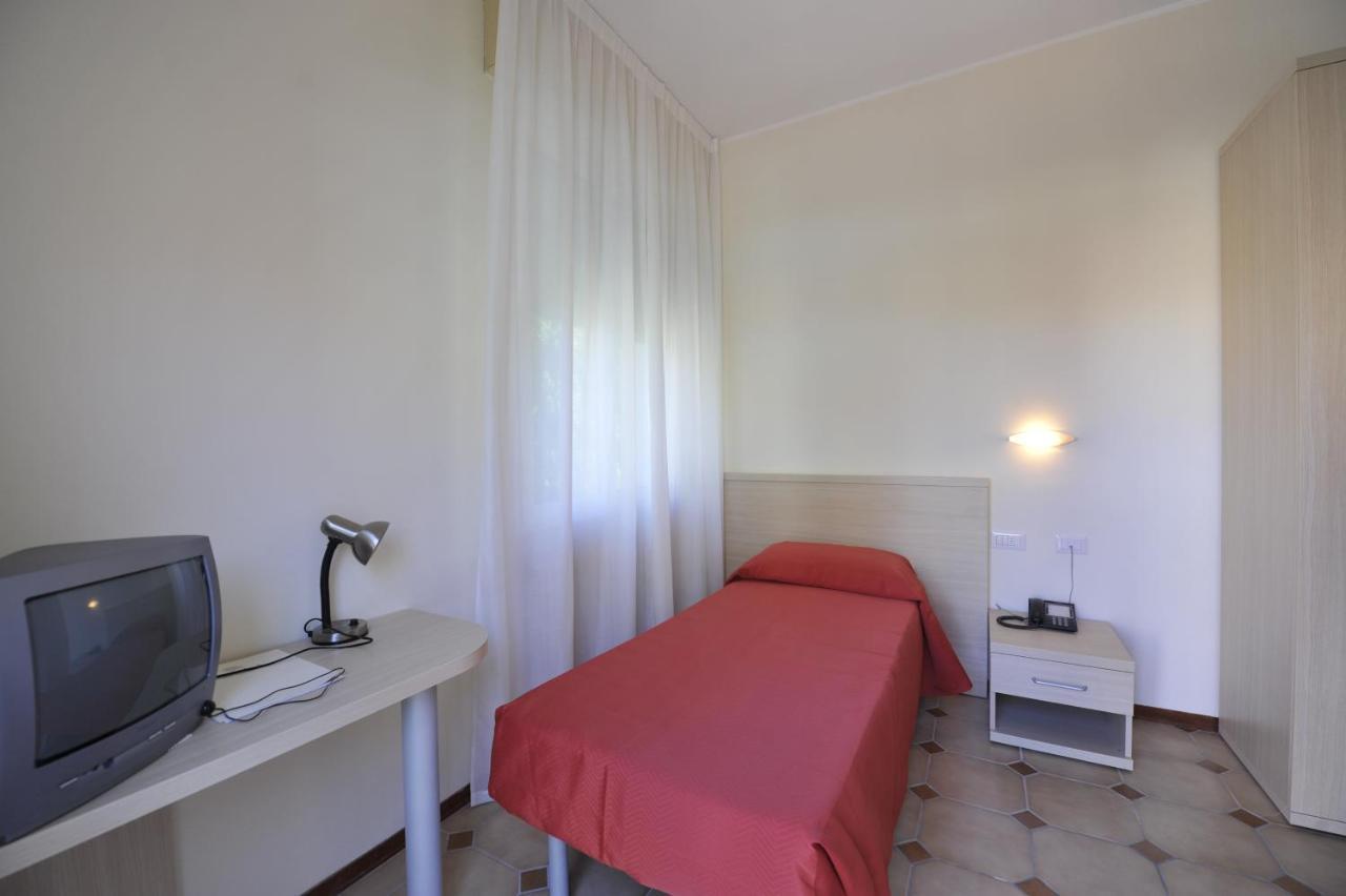 Hotel Villa San Giuseppe San Bartolomeo Al Mare Habitación foto